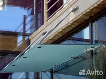 Стеклянный козырек над входом