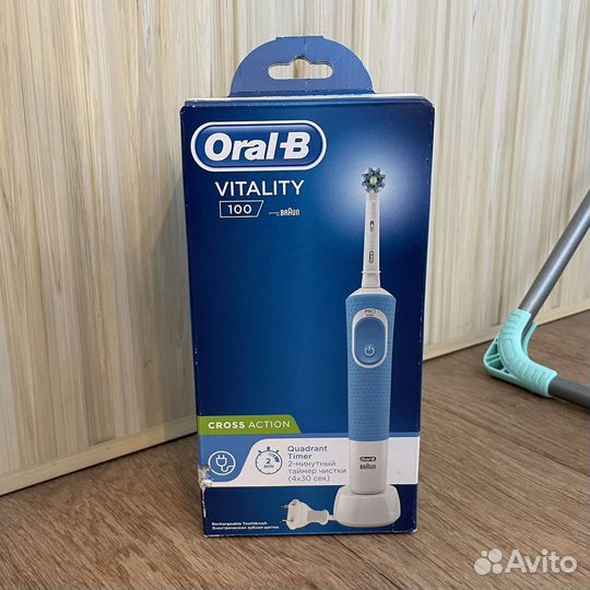 Электрическая зубная щетка Oral-B D100