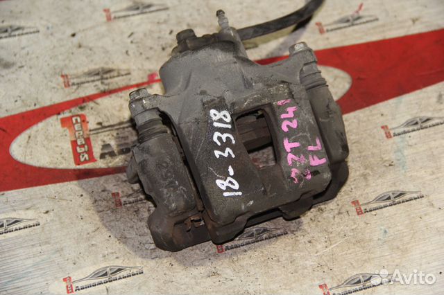 Суппорт перед лево c Toyota Caldina ZZT241W 1ZZ-FE