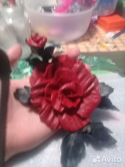 Кожаная брошь