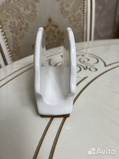 Фарфоровая салфетница