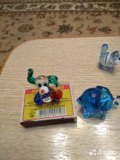 Фигурки из цветного стекла