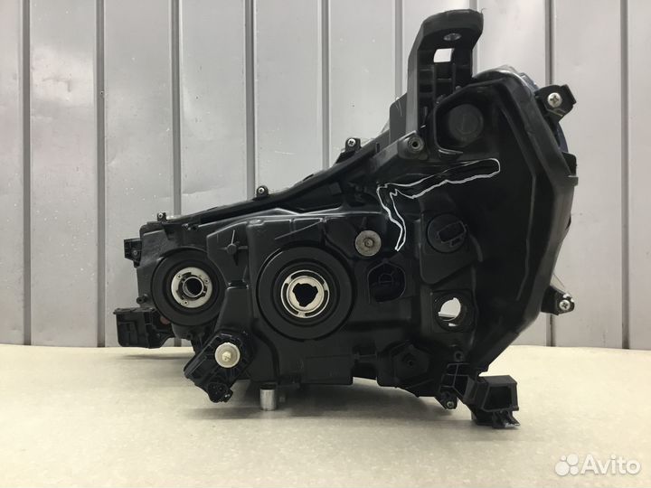 Фара правая Toyota Hi Lux 2015