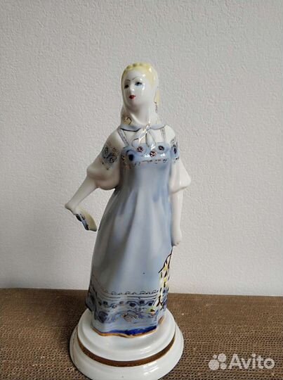 Фарфоровая статуэтка 