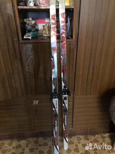 Лыжные ботинки лыжи и палки