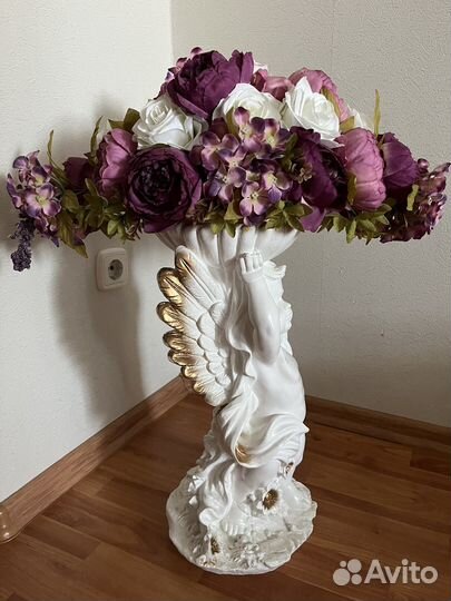 Статуя Ангел с цветами