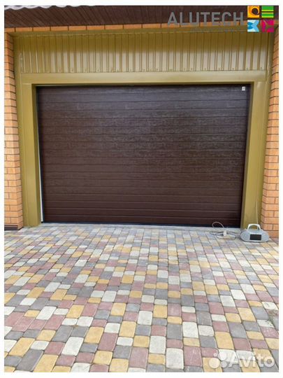 Секционные ворота для гаража alutech