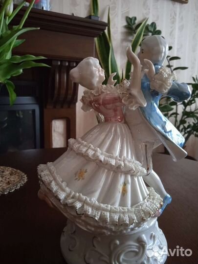 Фарфоровая статуэтка