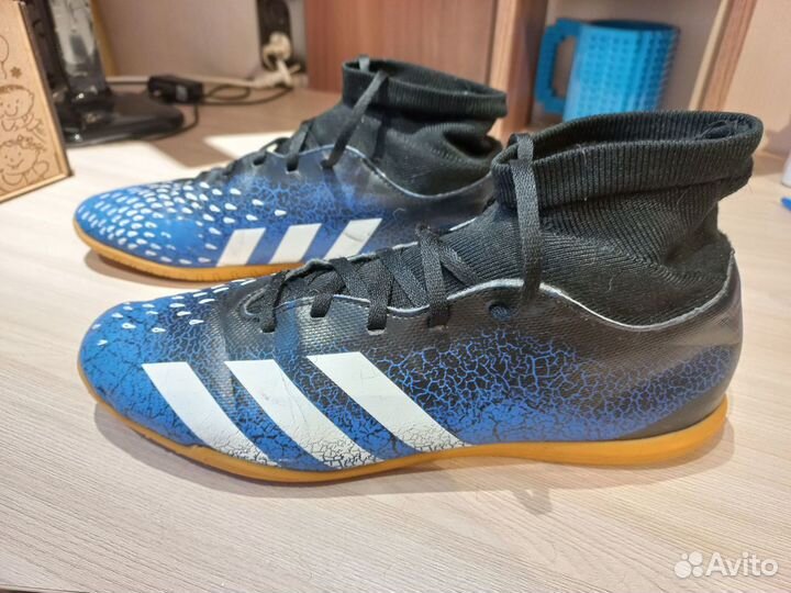 Футбольные бутсы adidas