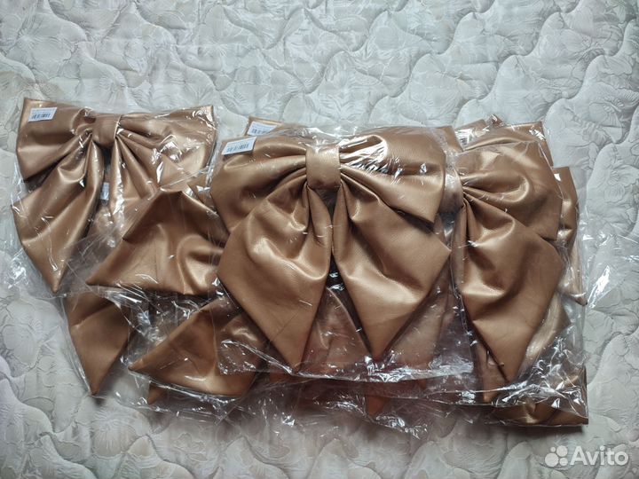 Золотистые банты из экокожи для интерьера