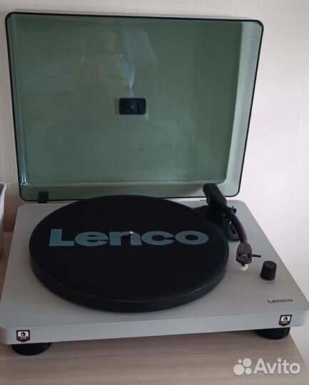 Проигрыватель винила и пластинки