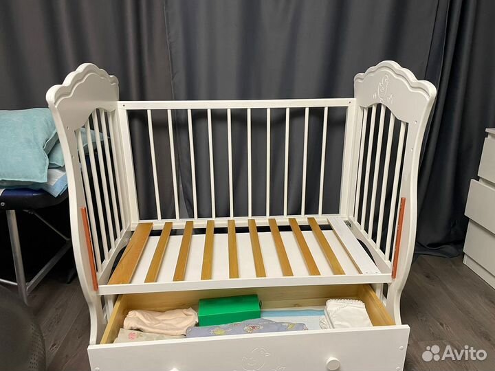 Детская кроватка с маятником и ящиком