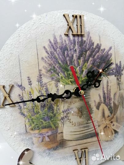 Часы на подставке