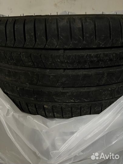 Pirelli P Zero PZ4 245/35 R20 и 275/30 R20 108