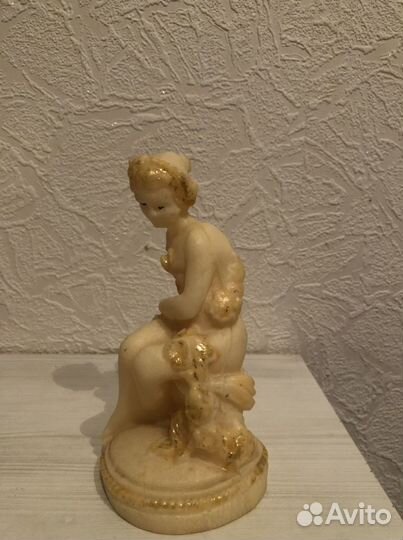 Статуэтка девушка с розами бакелит СССР