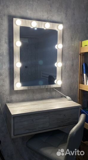 Гримерное зеркало с лампочками