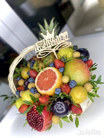 Корзина из экзотических фруктов