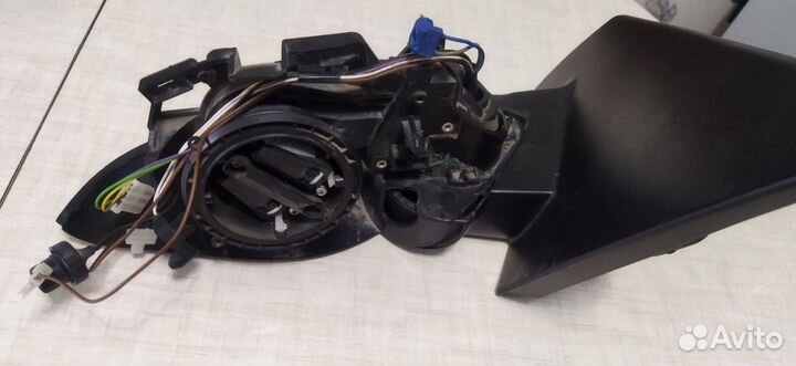 Внутренние элементы левого зеркала заднего вида