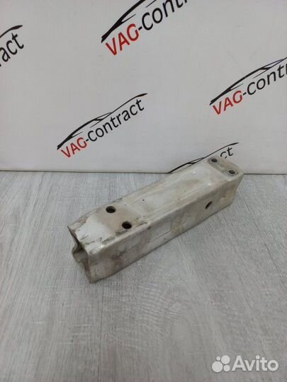 Кронштейн усилителя бампера передний правый Audi