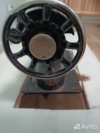 Швейная машина пмз-1А на столе