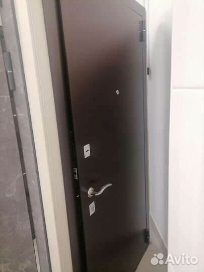 Двери входные с витрины