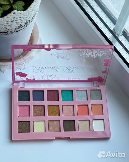 Палетки теней для макияжа глаз новые
