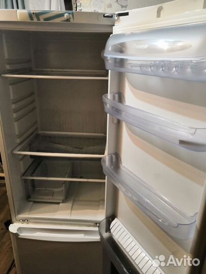 Холодильник Indesit на запчасти