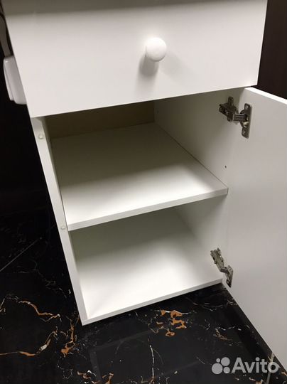 Стол для маникюра с встоенным пылесосом бу