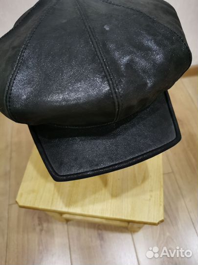 Кепка кожаная женская