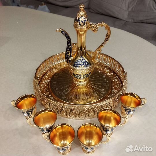 Красивый набор кофейника с кружками на подносе