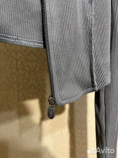 Укороченный лонгслив на молнии серый