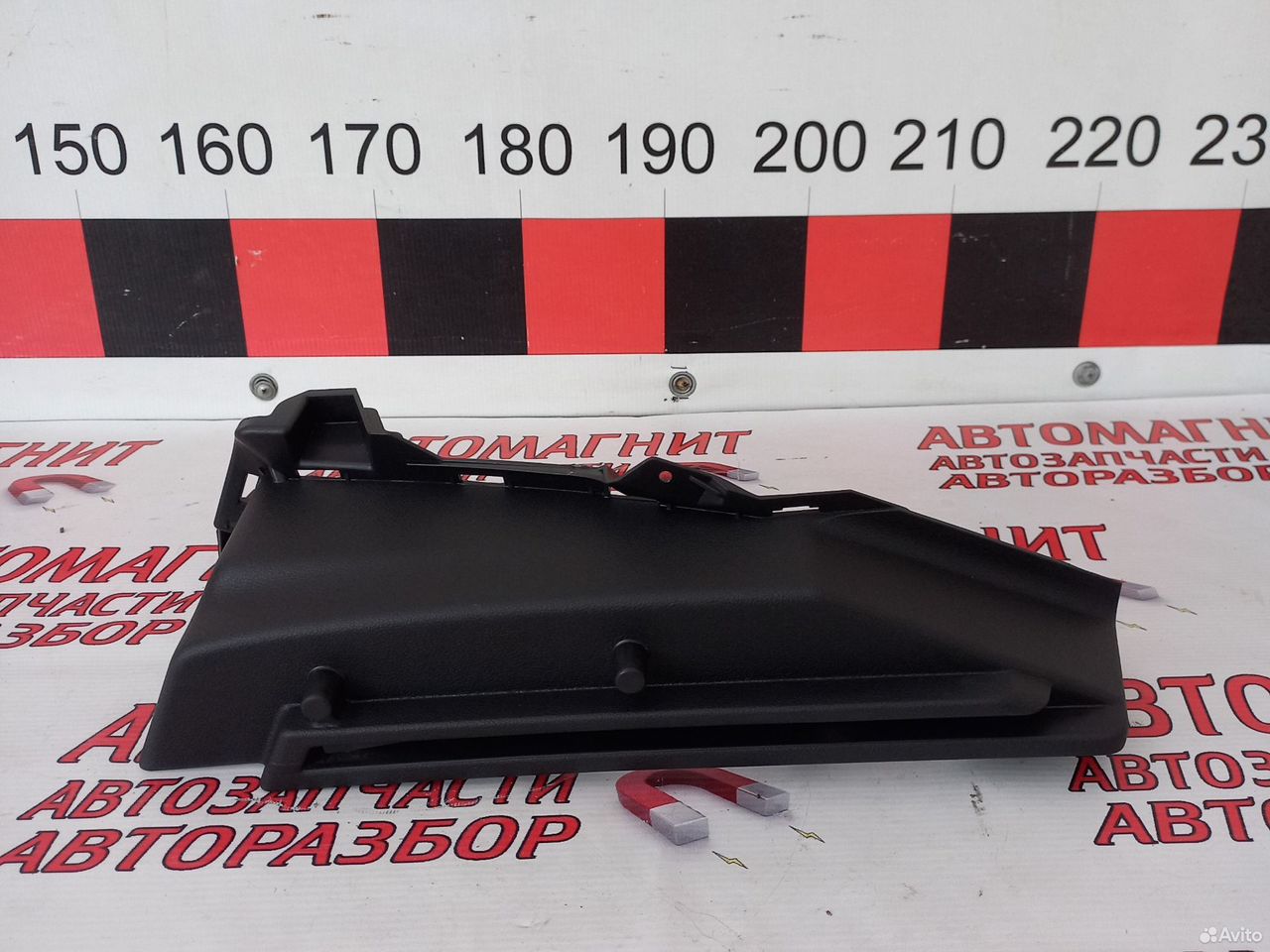 Кронштейн полки багажника правый Шкода Октавия А7