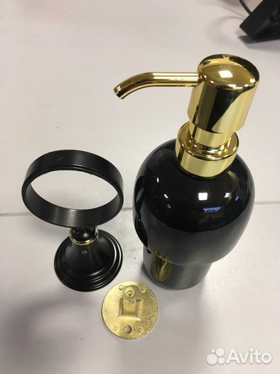 Дозатор чёрный для жидкого мыла подвесной