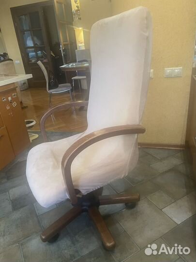 Офисное кожаное кресло