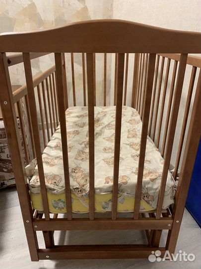 Детская кроватка с маятником