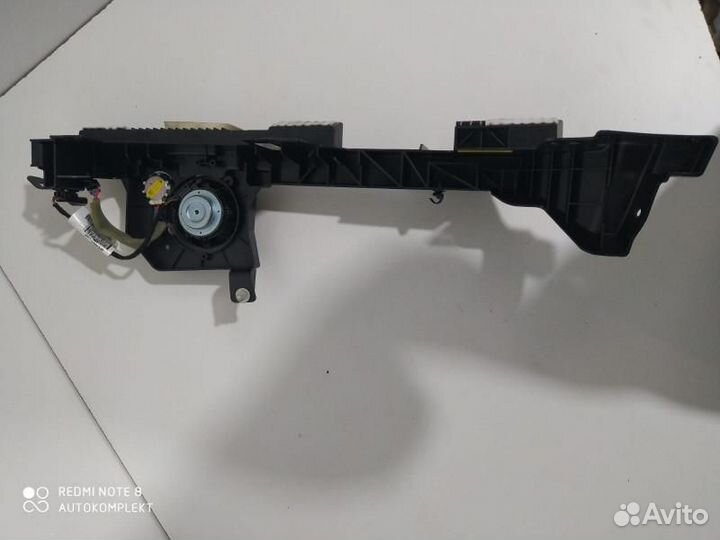 Кронштейн полки багажника правый Land Rover