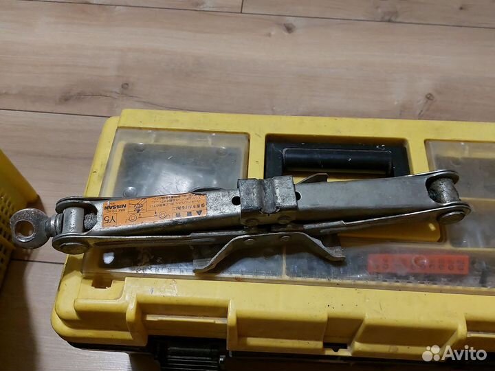 Домкрат винтовой nissan