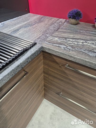 Современная угловая кухня с выставки