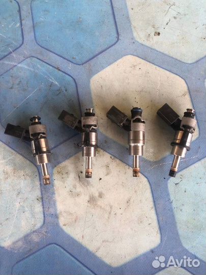 Форсунка топливная бензиновая 06F906036