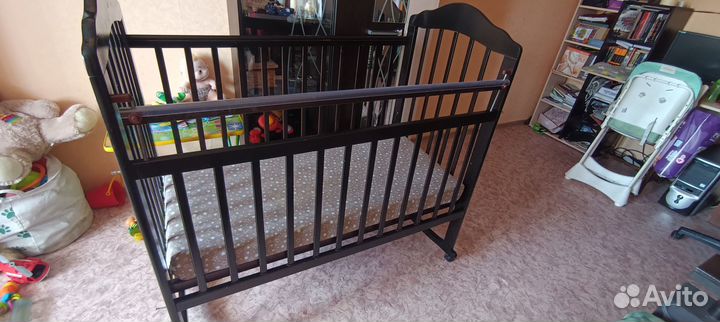 Детская кроватка с маятником