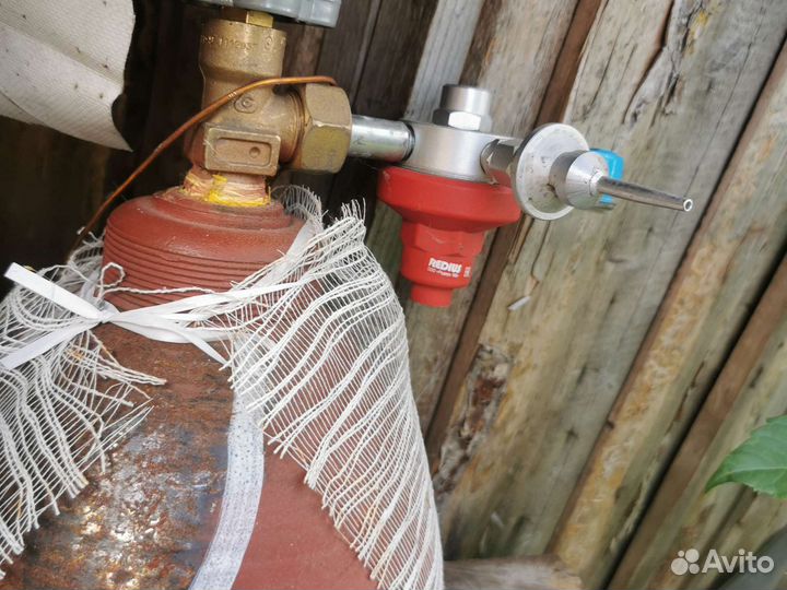 Балон гелия с редуктором (в нем ещё есть остаток)