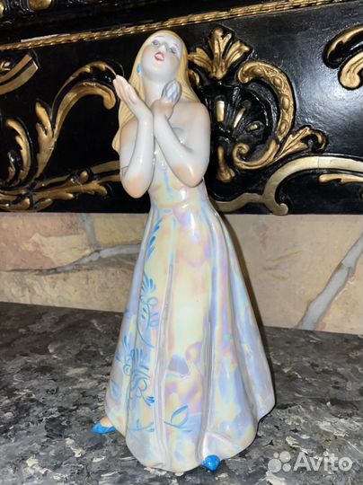 Фарфоровая статуэтка Певица с микрофоном