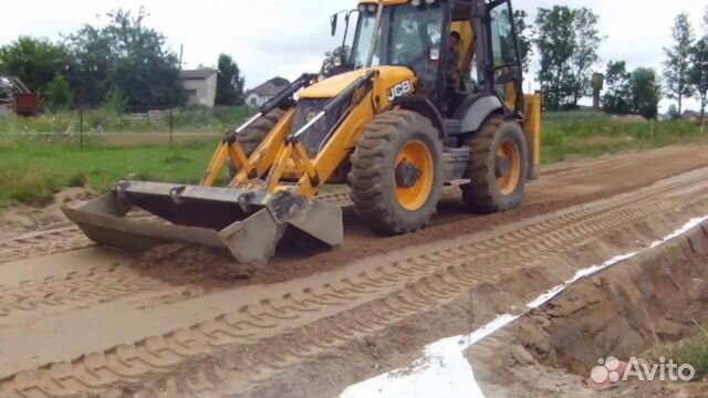 Разроботка грунта экскаватором jcb