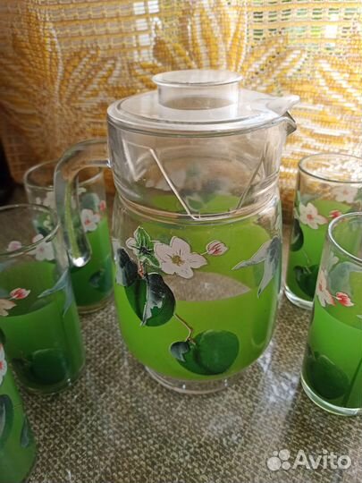 Кувшин со стаканами