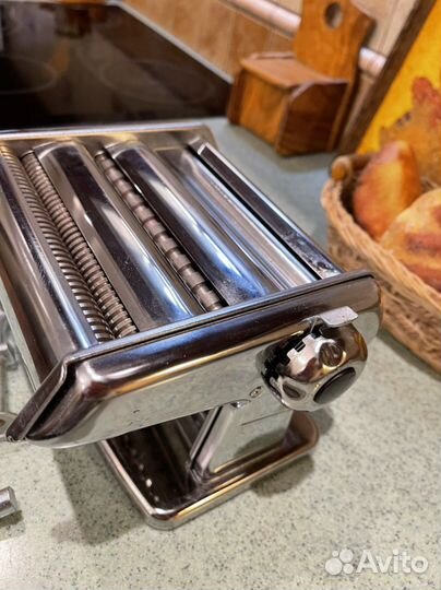 Машинка для раскатки и нарезки теста, лапши