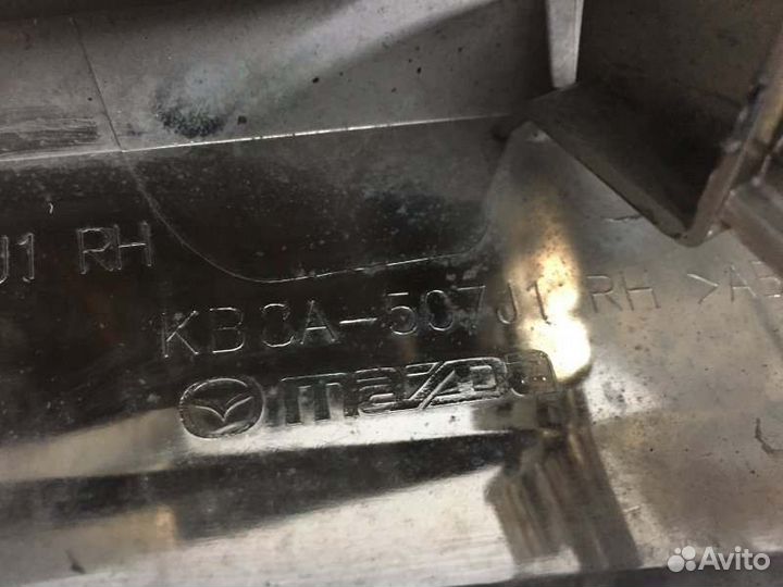 Молдинг решетки радиатора передний правый Mazda