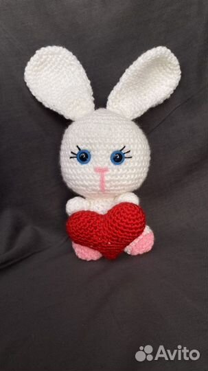 Вязанный кролик-символ 2023 года