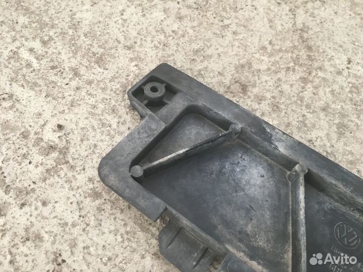 Кронштейн радиатора Skoda Rapid (3933)