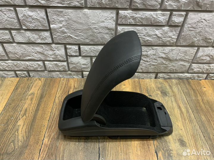 Opel zafira C Подлокотник