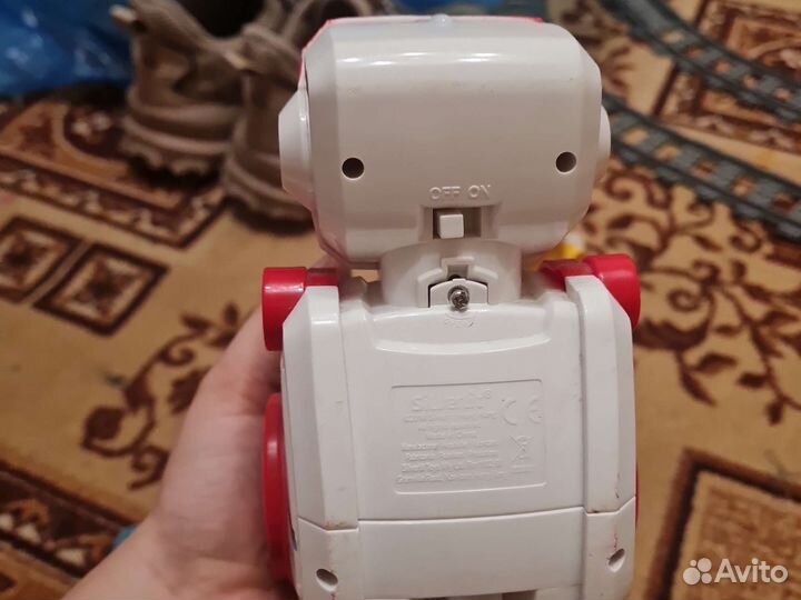 Роботы на радиоуправлении жёлтый и красный